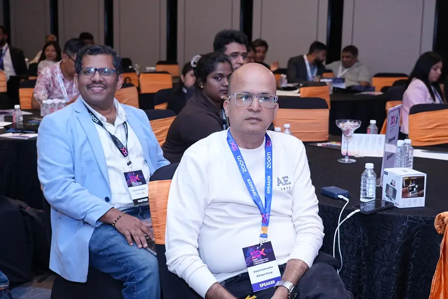 Teilnehmende im Konferenzraum des Hyatt Centric Hebbal.