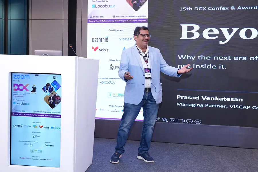 Prasad Venkatesan pr&auml;sentiert Beyond the Bot auf der DCX-B&uuml;hne.