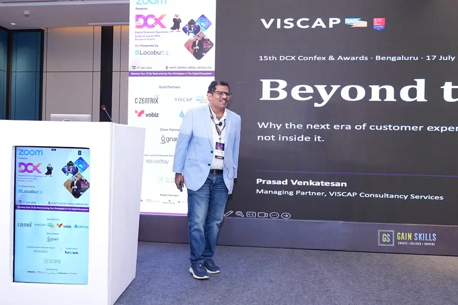 Die Titelfolie Beyond the Bot auf der B&uuml;hne, mit Prasad Venkatesan, Managing Partner bei VISCAP Consultancy Services.