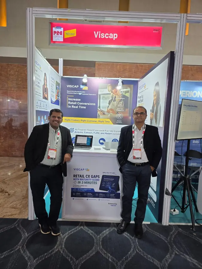 Der VISCAP-Stand aus etwas Entfernung, mit der gesamten Panelreihe und dem Tresen.