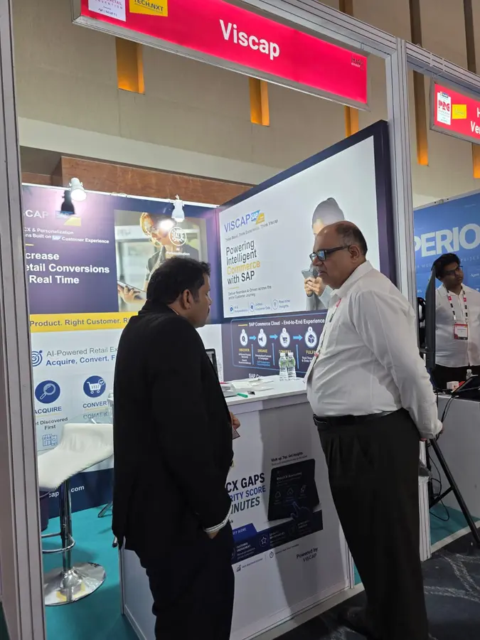 Ein Besucher vor dem Standbildschirm mit Powering Intelligent Commerce with SAP.