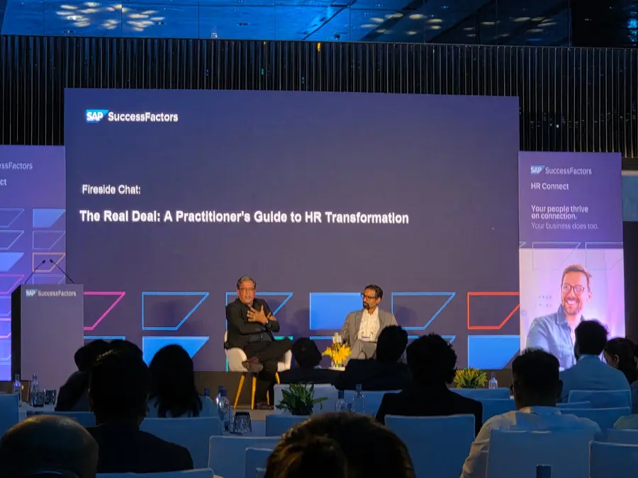 La conversation The Real Deal: A Practitioner&rsquo;s Guide to HR Transformation sur la scène HR Connect.