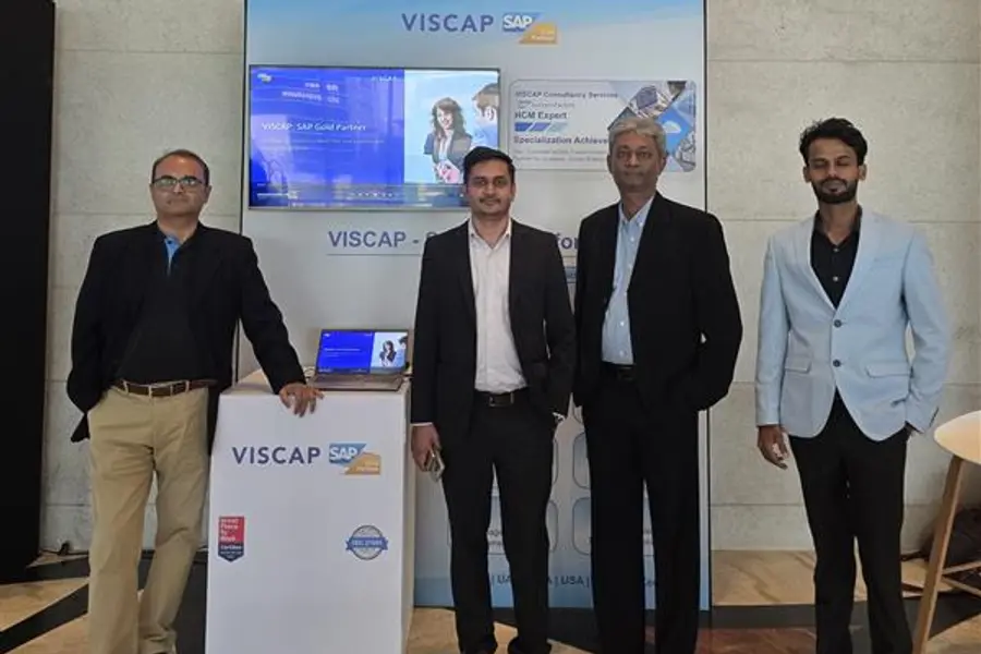 Four people at the VISCAP stand at HR Connect Mumbai.